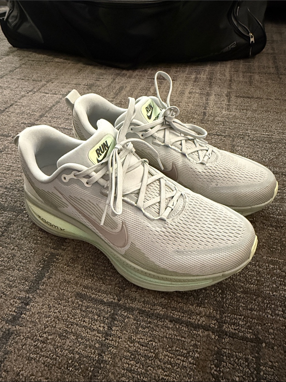 Nike Vomero 18 college grey/mint green